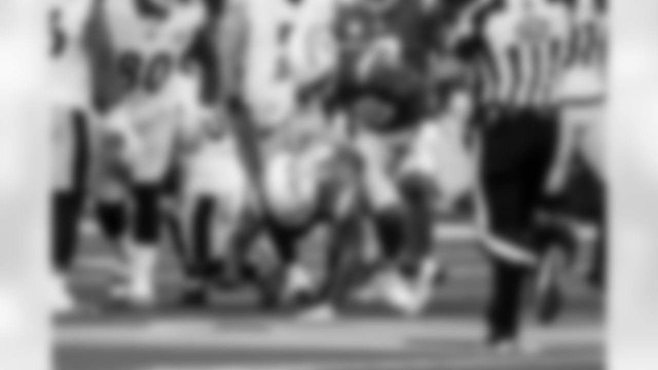 LB Denzel Perryman (6)