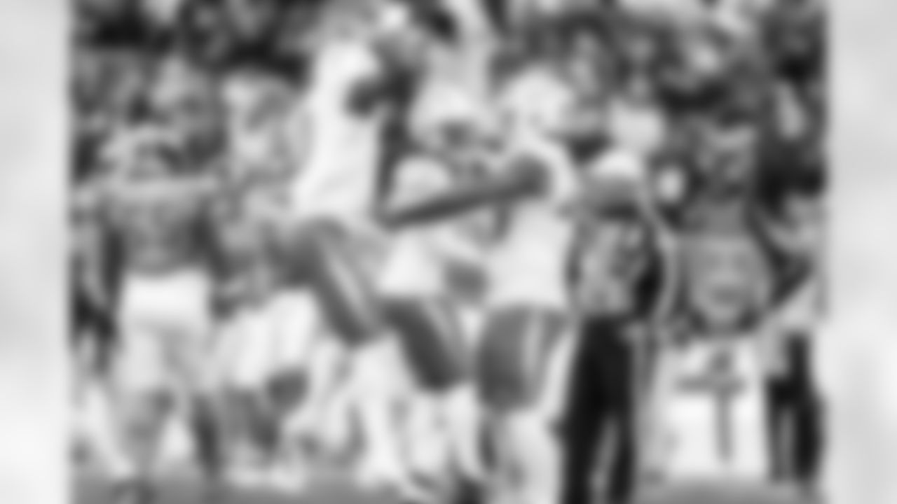 LB Daiyan Henley (0) and OLB Tuli Tuipulotu (45)