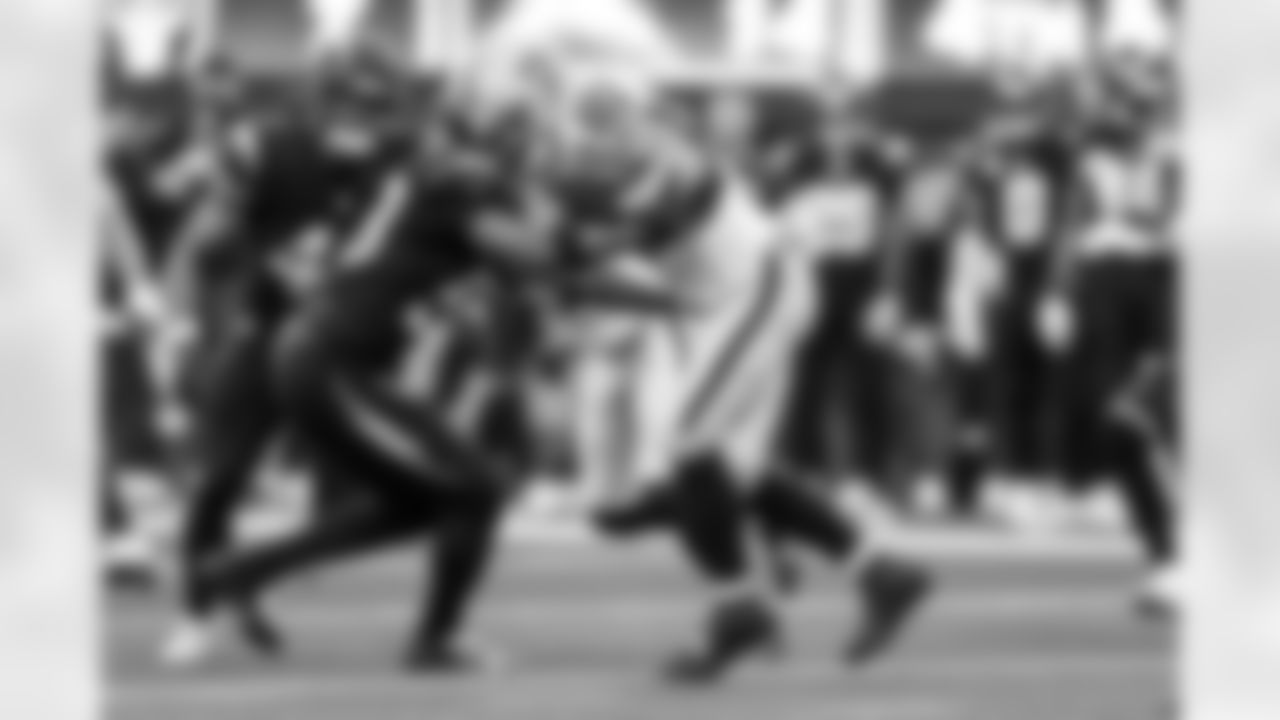 LB Del'Shawn Phillips (53)