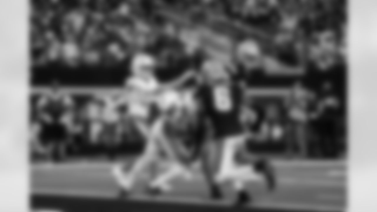 RB Omarion Hampton (8)