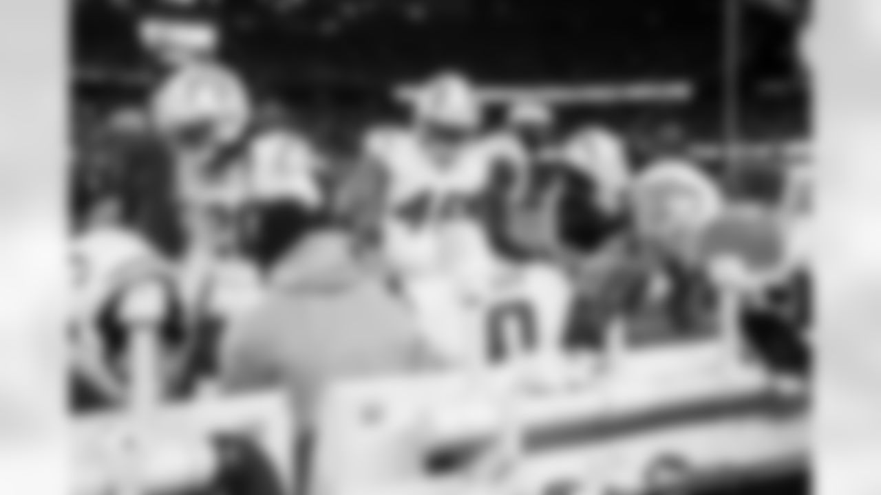 OLB Tuli Tuipulotu (45) and LB Daiyan Henley (0)