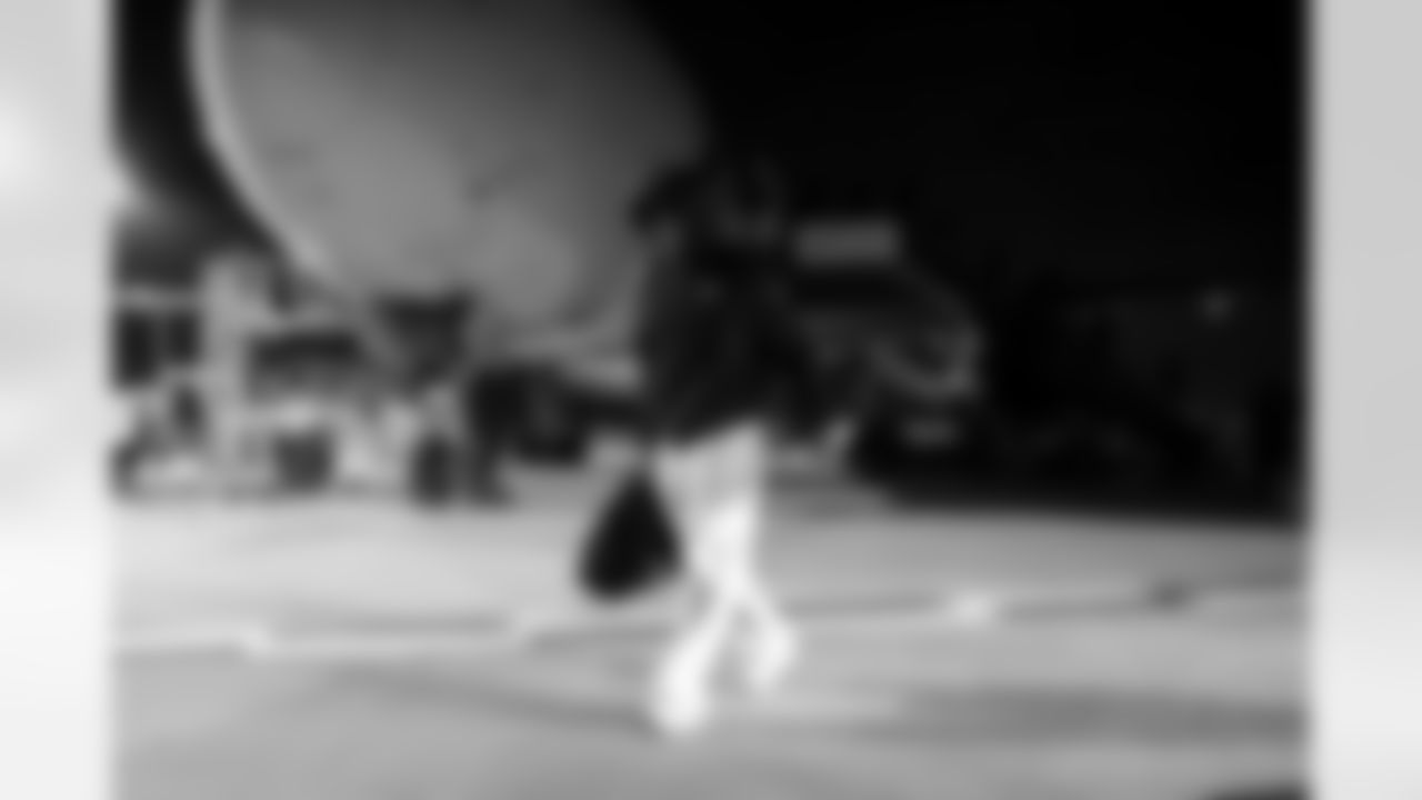 RB Omarion Hampton (8)