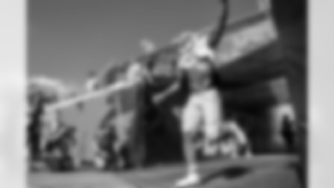 LB Denzel Perryman (6)