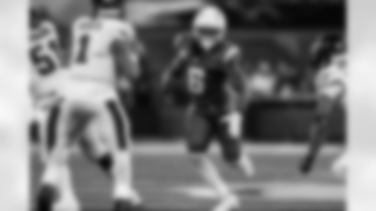 LB Denzel Perryman (6)