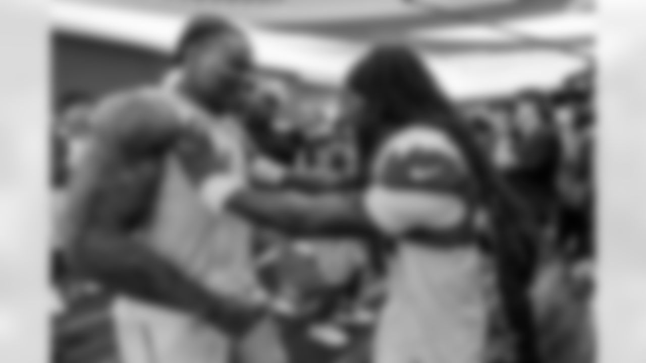 The Los Angeles Chargers play the Pittsburgh Steelers on Sunday, November 9, 2025 at SoFi Stadium in Inglewood, CA.
[FINAL SCORE: LAC 25 - PIT 10]