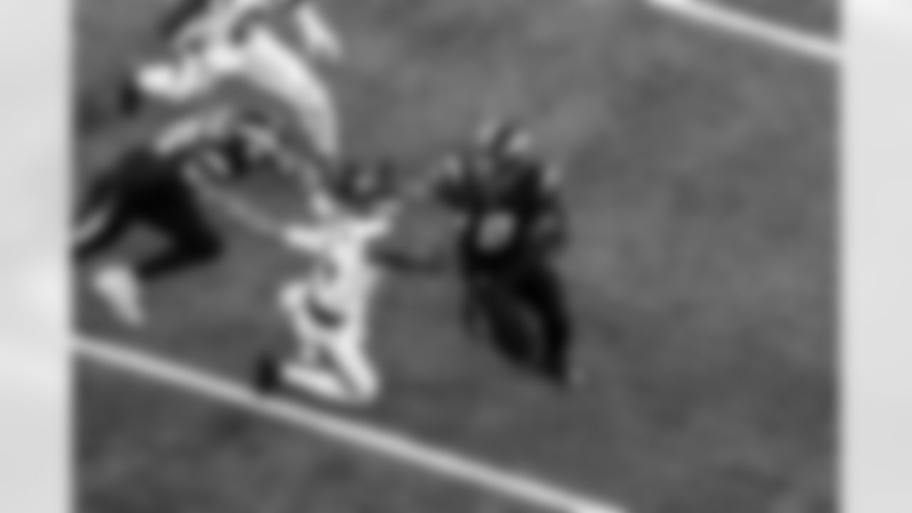 RB Omarion Hampton (8)