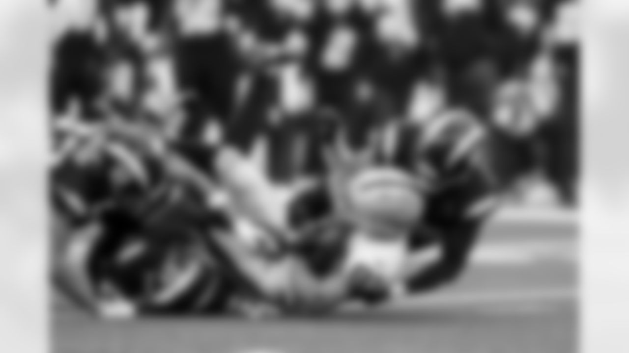 DB Deane Leonard (33), LB Del'Shawn Phillips (53) and S Kendall Williamson (40)