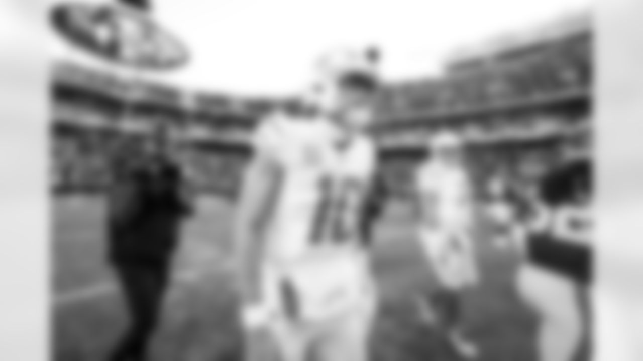 QB Justin Herbert (10)