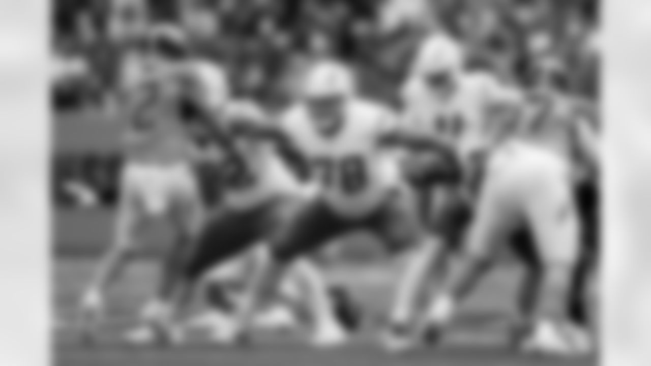 Check out the best shots from the Chargers Week 9 matchup against the Titans!