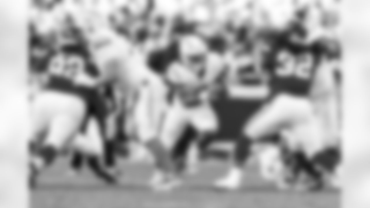 RB Omarion Hampton (8)