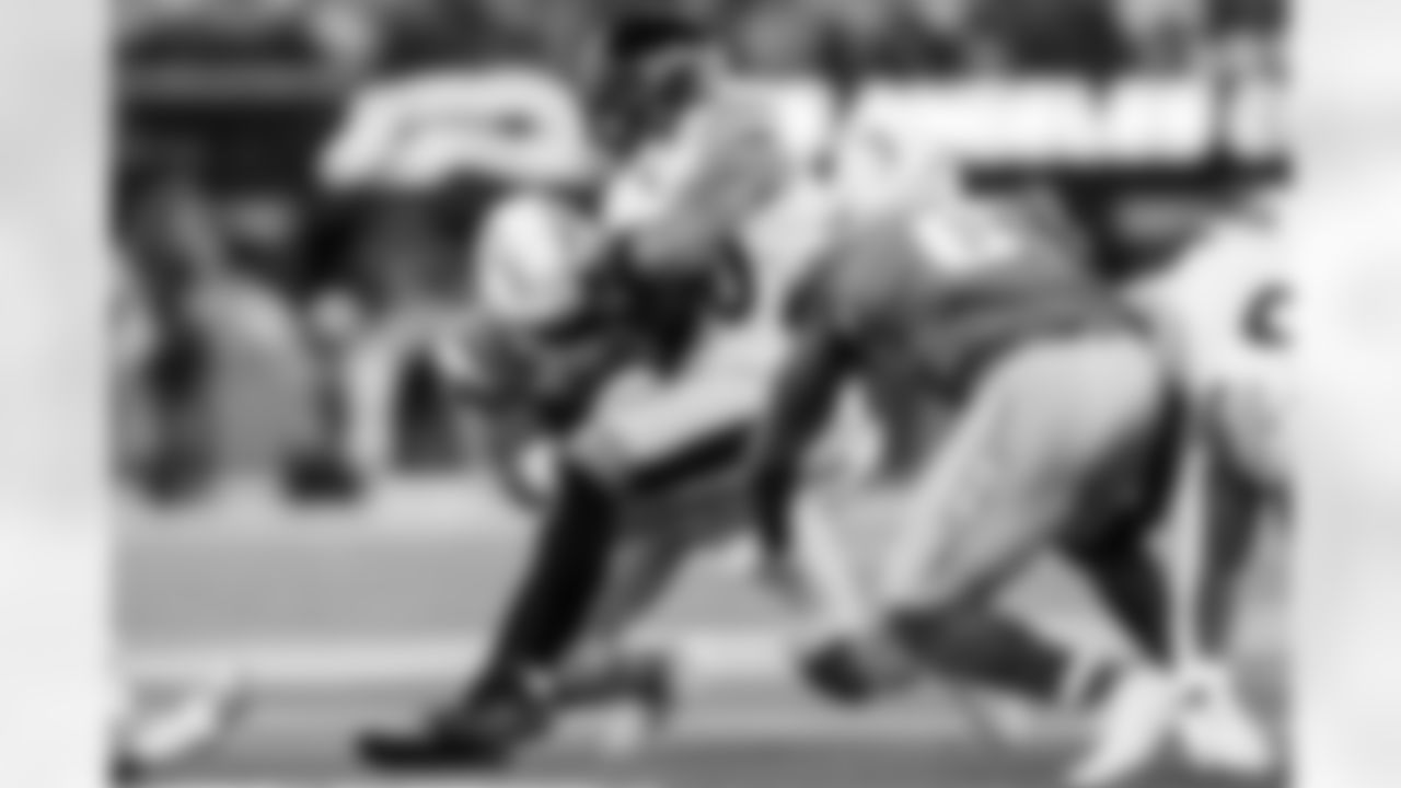 LB Denzel Perryman (6) and LB Daiyan Henley (0)