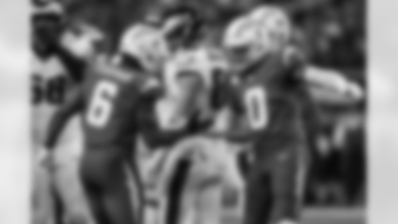 LB Denzel Perryman (6) and LB Daiyan Henley (0)