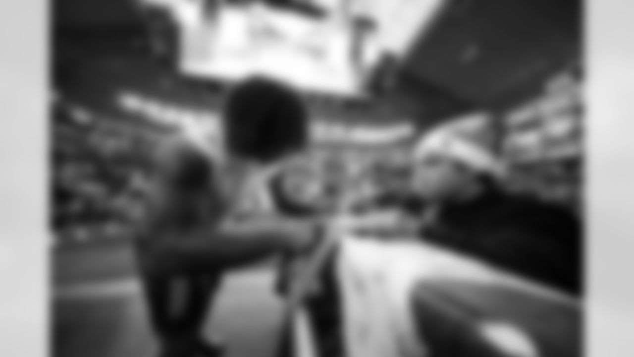 RB Omarion Hampton (8)