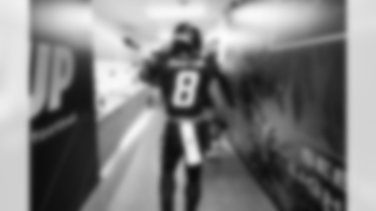 RB Omarion Hampton (8)