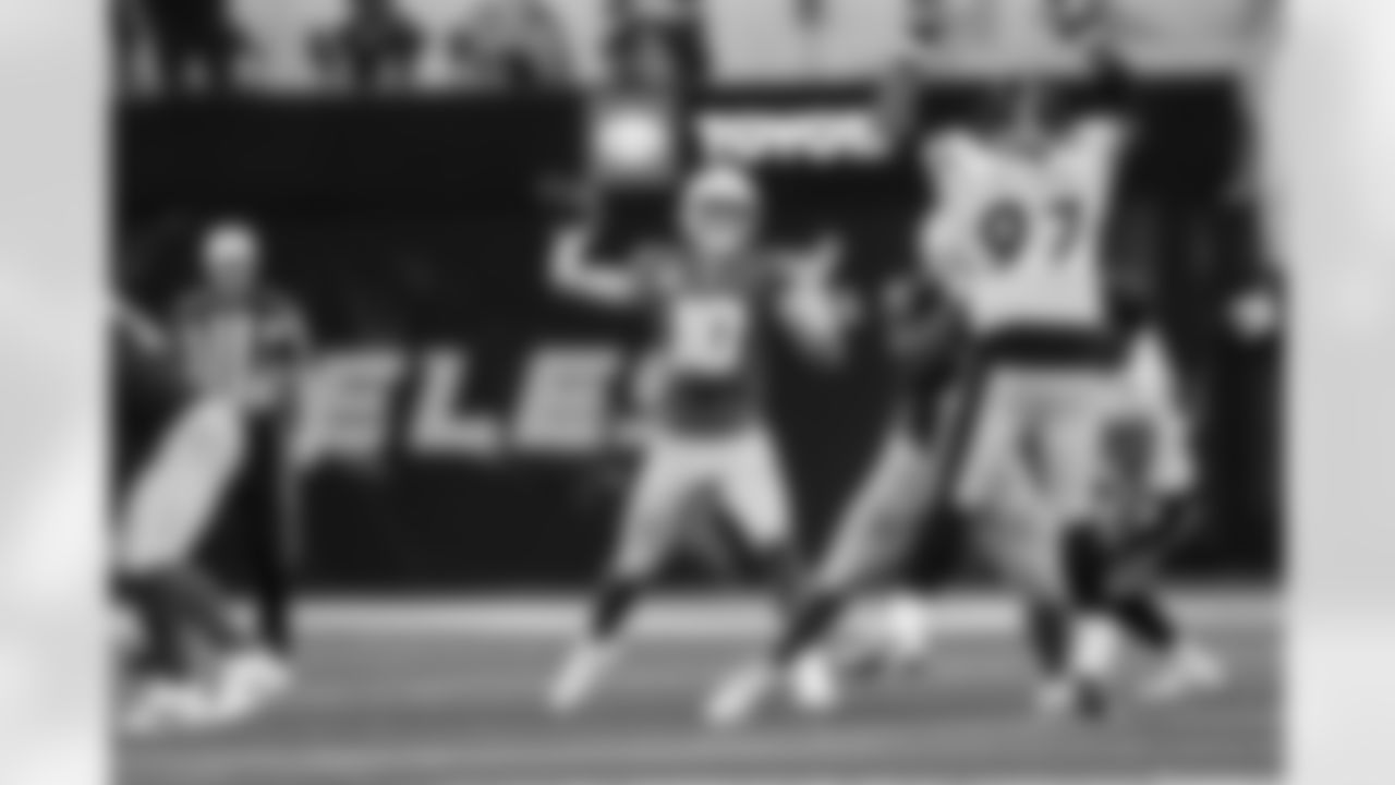 QB Justin Herbert (10)