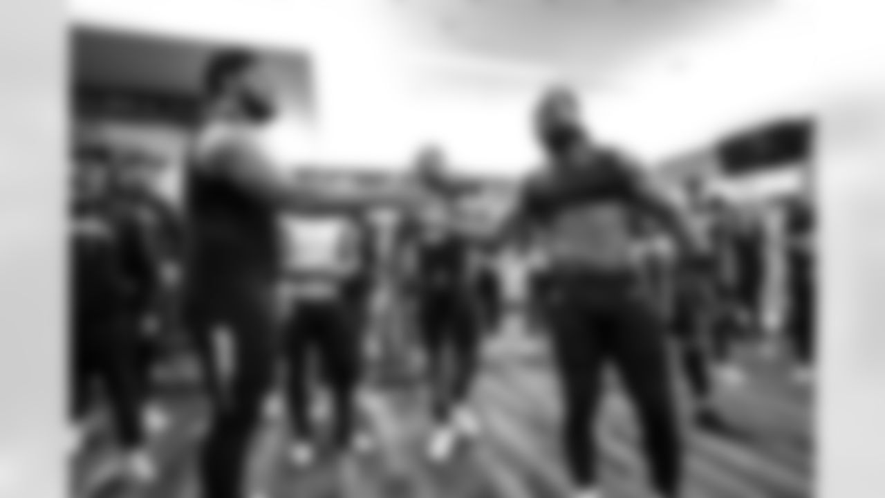 OLB Tuli Tuipulotu (45) and LB Denzel Perryman (6)