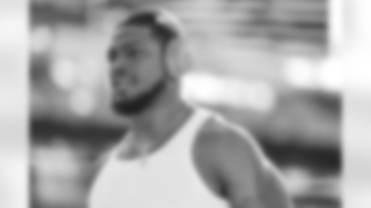 LB Denzel Perryman (6)
