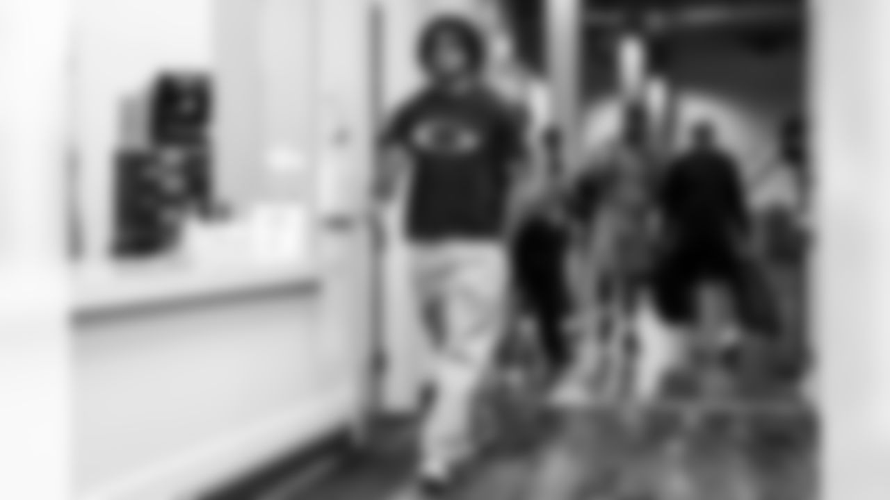 RB Omarion Hampton (8)
