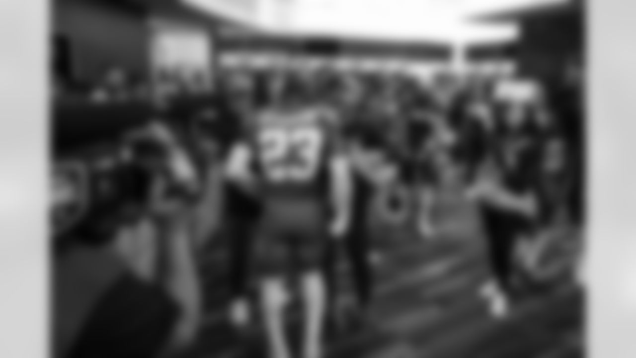 Senior Analyst Rick Minter, S Tony Jefferson (23) and Defensive Coordinator Jesse Minter