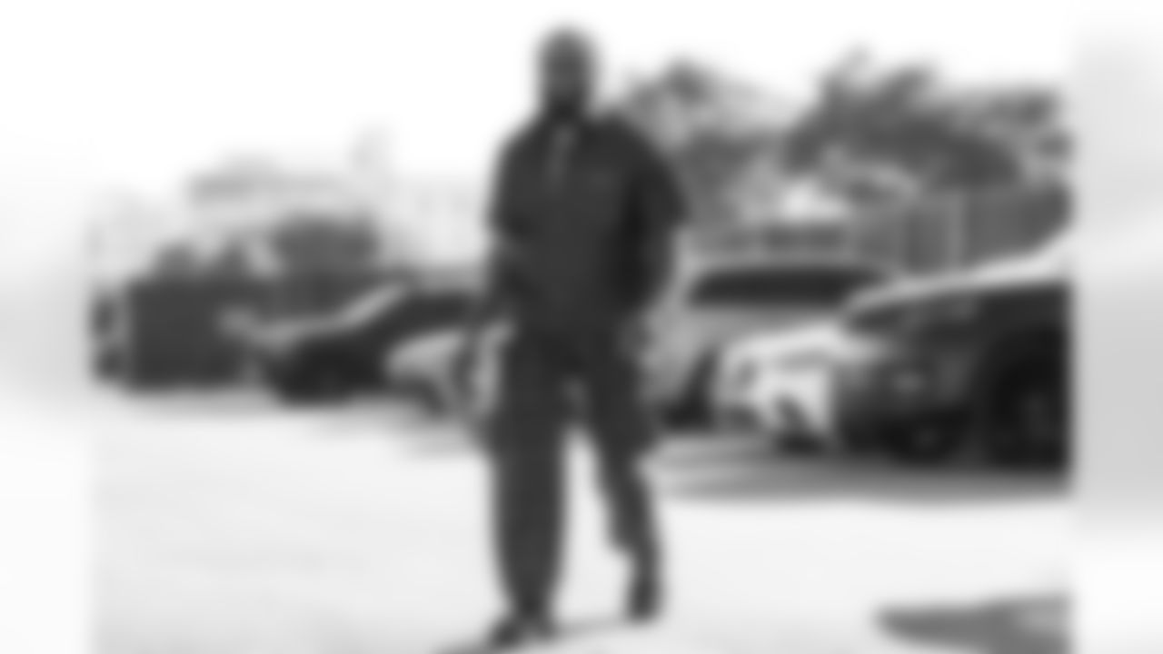 Linebackers Coach Navorro Bowman