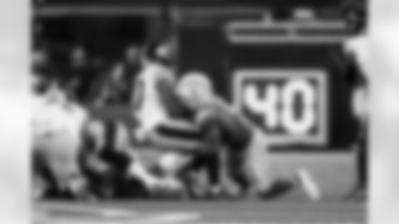 LB Denzel Perryman (6)