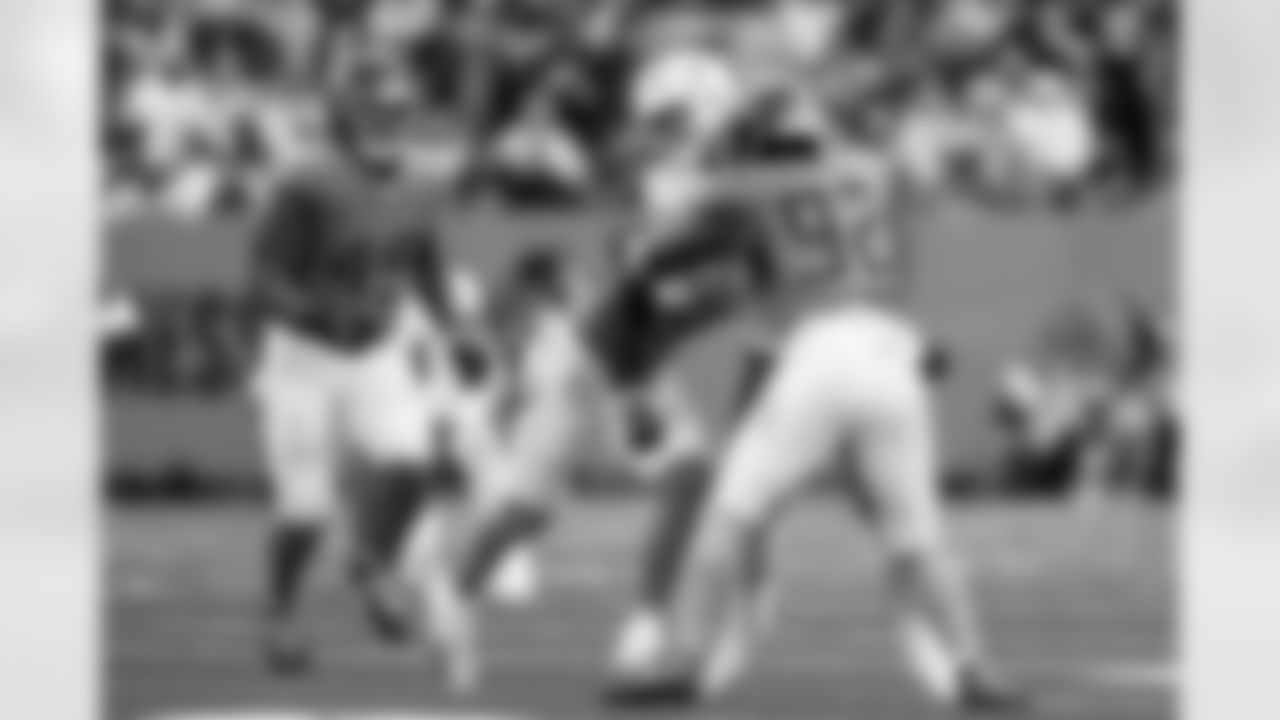 Check out the best shots from the Chargers Week 9 matchup against the Titans!