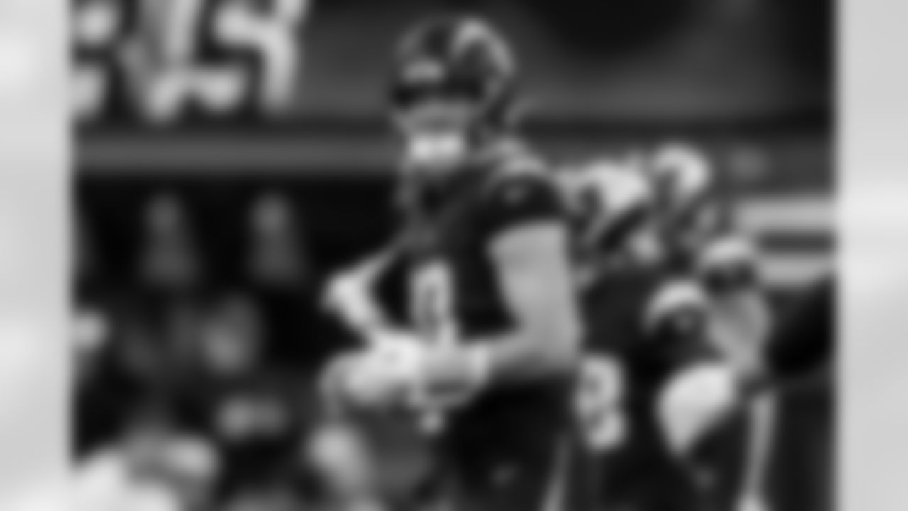 Take a look back at the best photos of Justin Herbert's 2025 campaign.