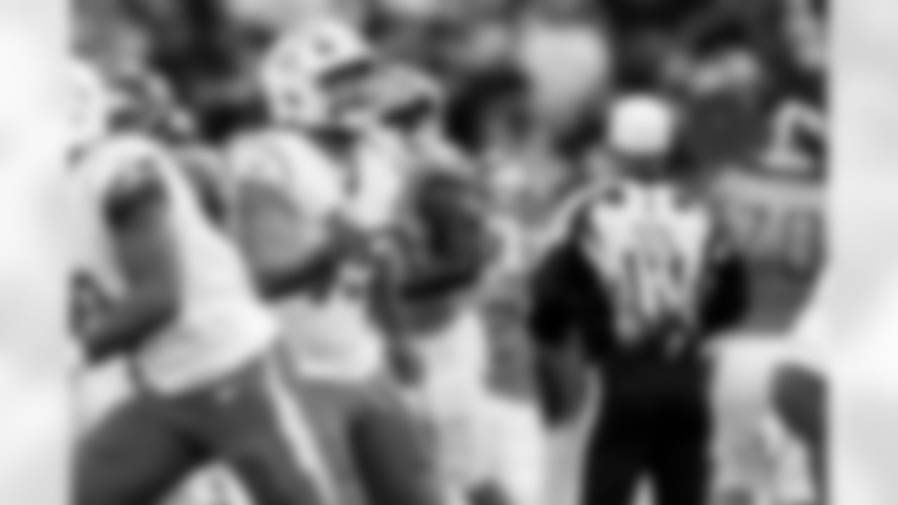 Check out the best shots from the Chargers Week 9 matchup against the Titans!