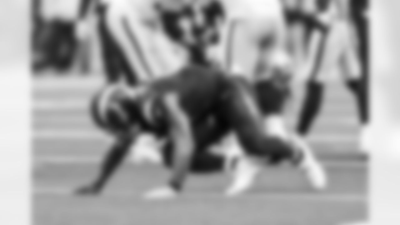 LB Denzel Perryman (6)