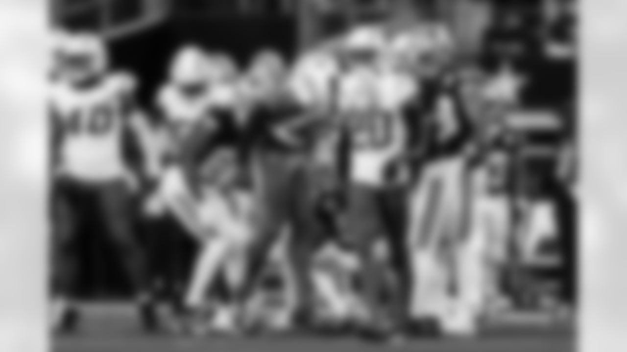 LB Del'Shawn Phillips (53)