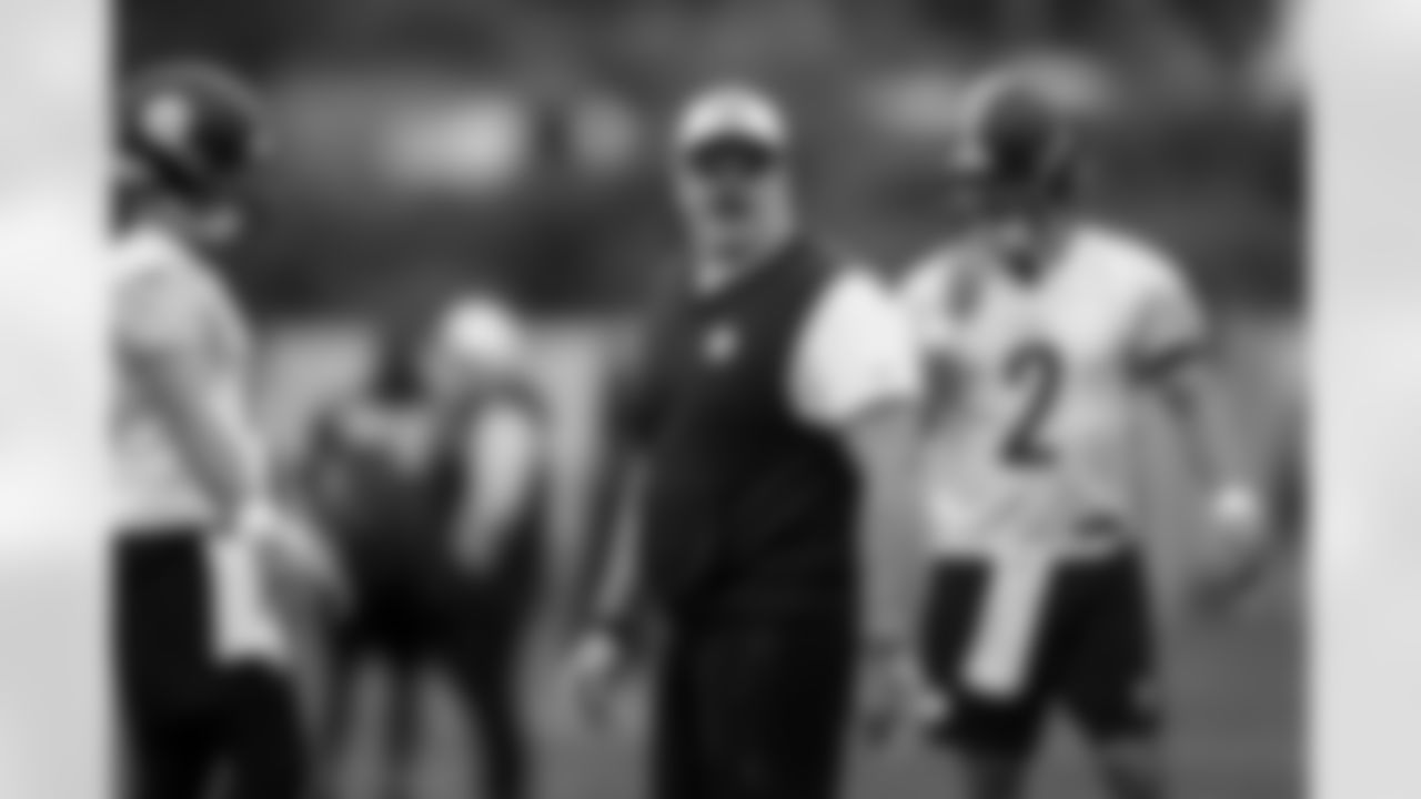 Pittsburgh Steelers offensive coordinator Arthur Smith, center, sets up a drill during the NFL football team's OTA's in Pittsburgh Tuesday, May 27, 2025. (AP Photo/Gene J. Puskar)