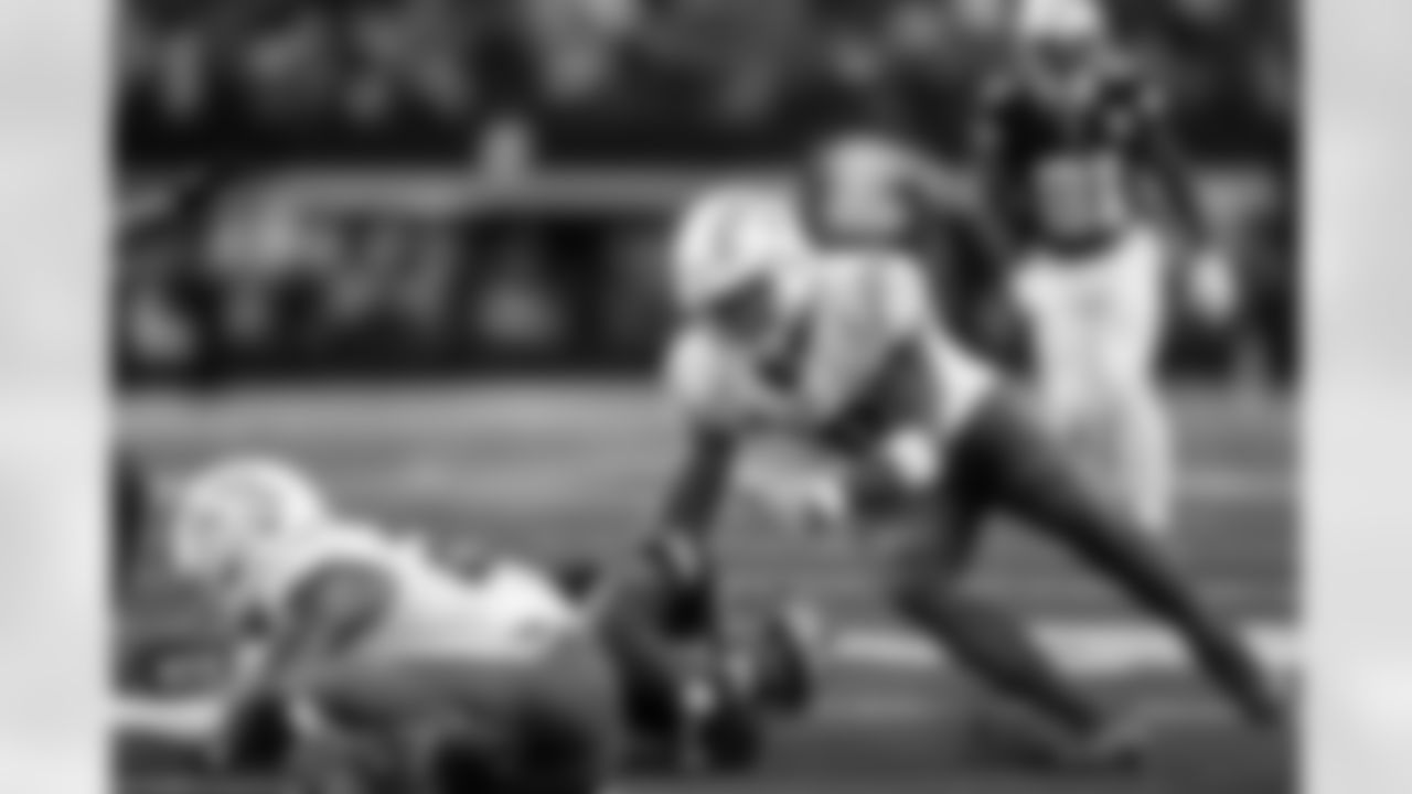 LB Daiyan Henley (0) and CB Benjamin St-Juste (24)