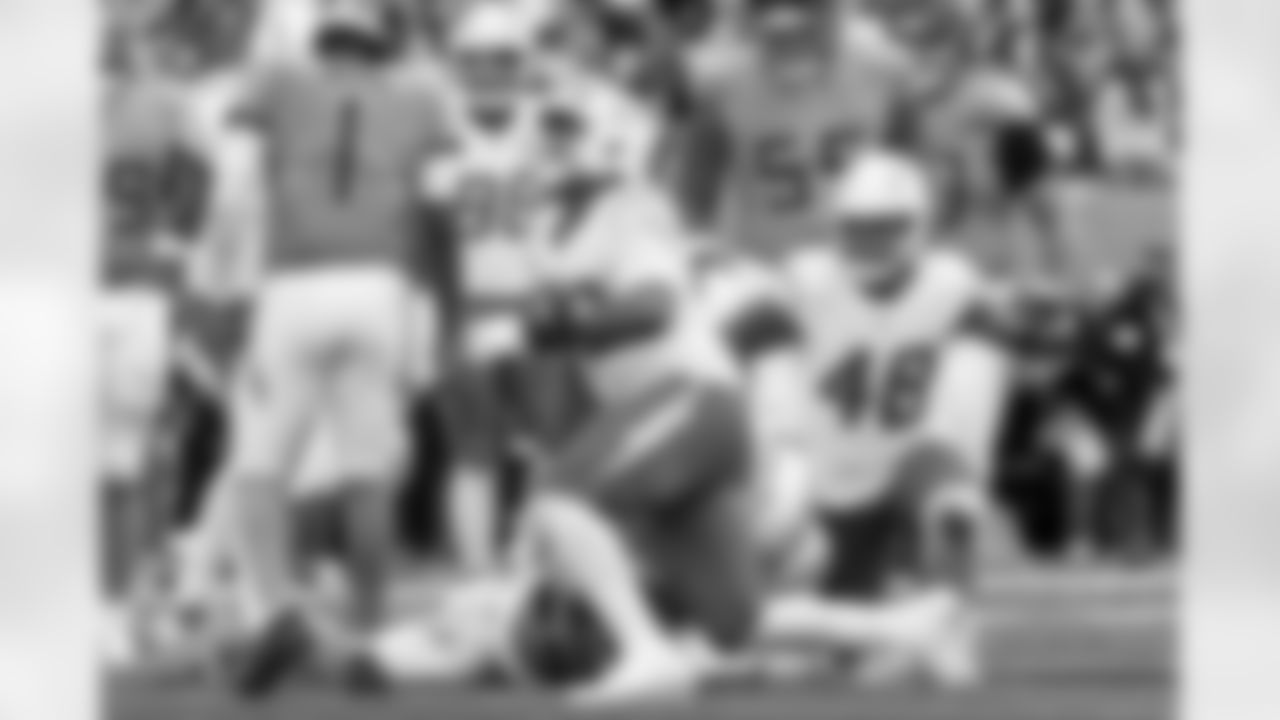 Check out the best shots from the Chargers Week 9 matchup against the Titans!