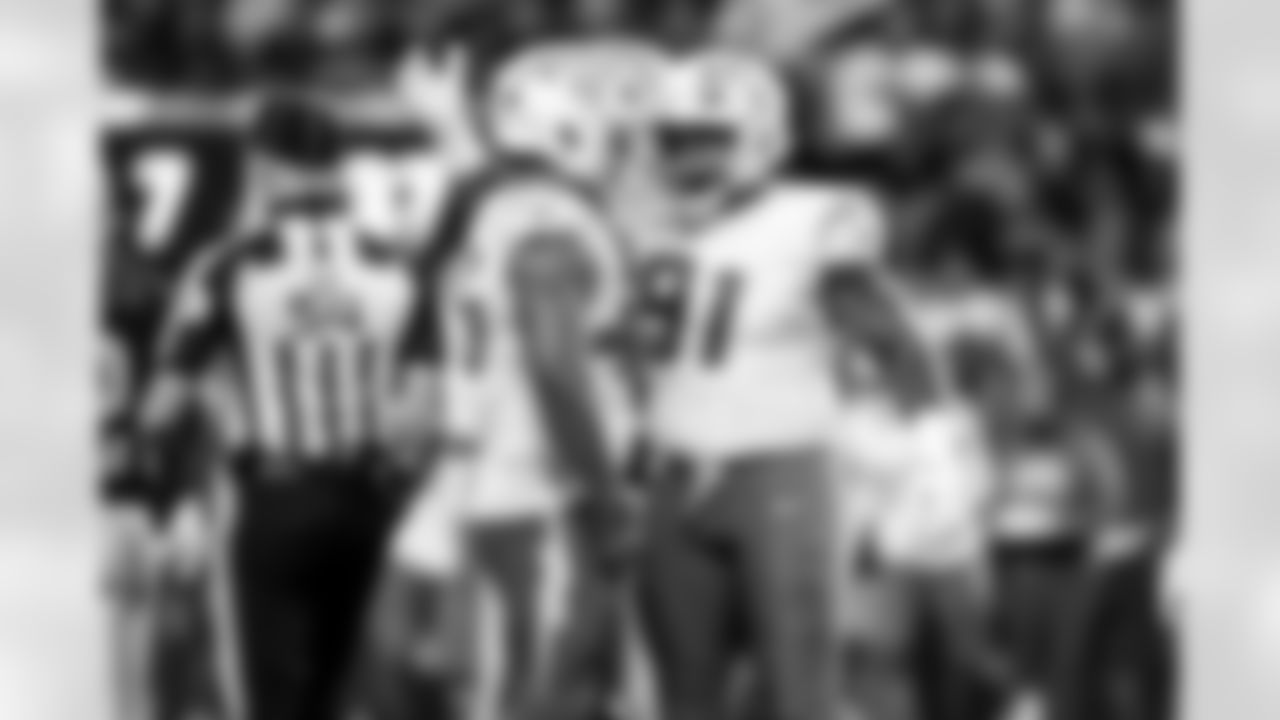 OLB Tuli Tuipulotu (45) and DL Da'Shawn Hand (91)