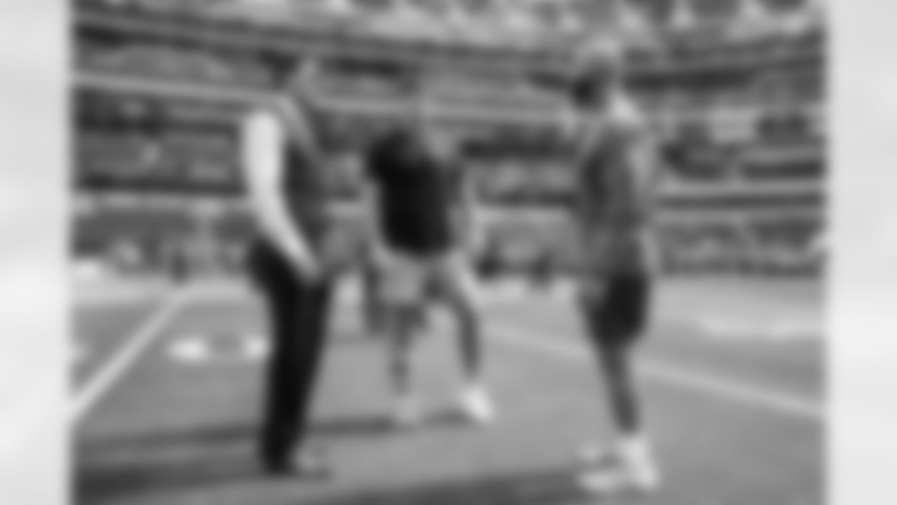 Tom Brady, T Joe Alt (76) and Assistant Offensive Line Coach Nick Hardwick