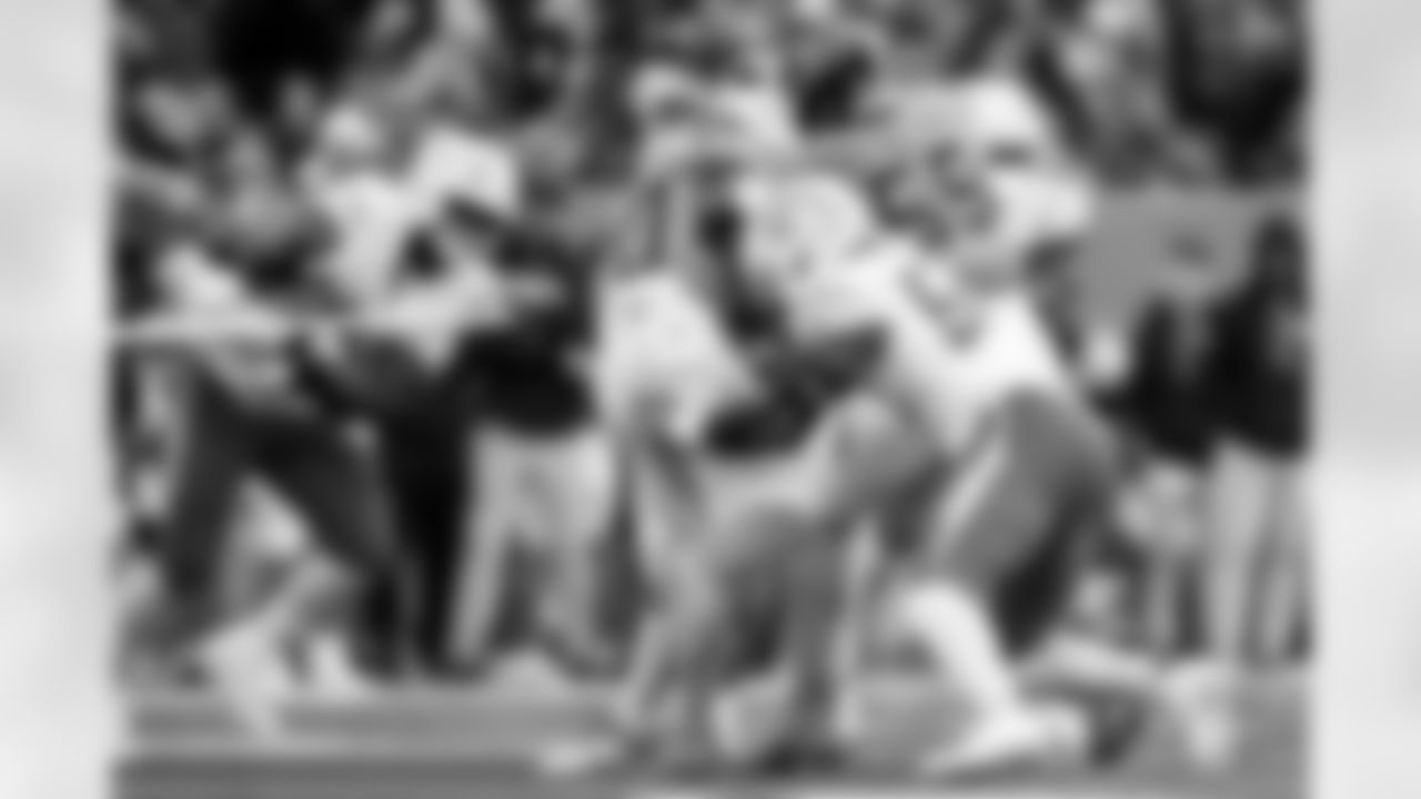 Check out the best shots from the Chargers Week 9 matchup against the Titans!