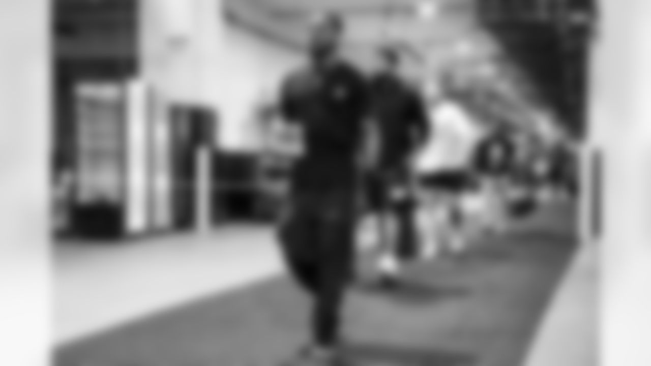 LB Denzel Perryman (6)