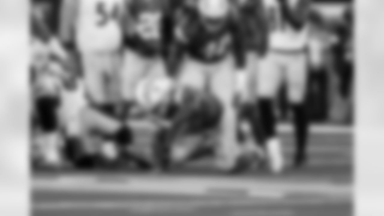 LB Denzel Perryman (6)