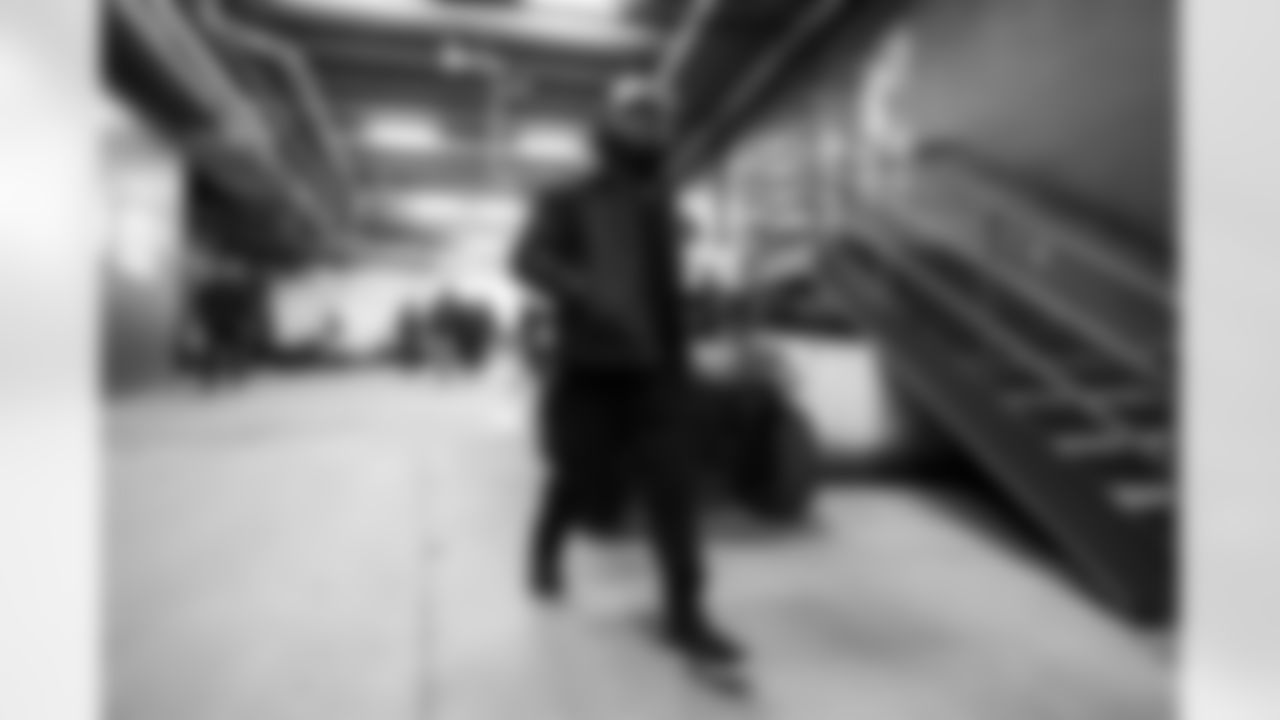 LB Denzel Perryman (6)