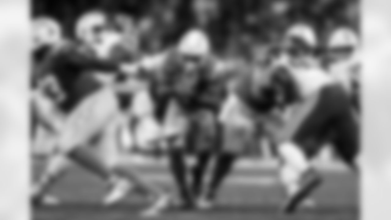 RB Omarion Hampton (8)