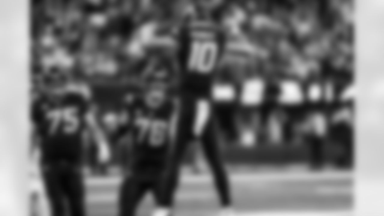 T Joe Alt (76) and QB Justin Herbert (10)