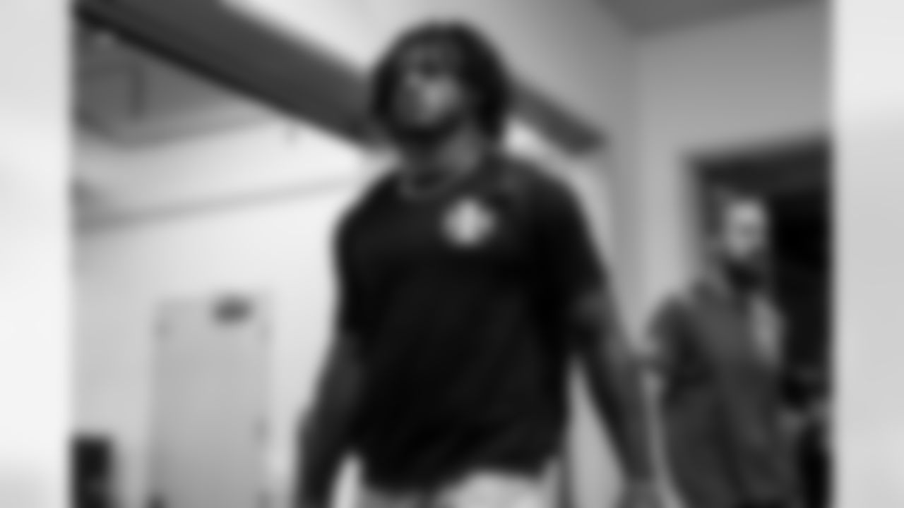 RB Omarion Hampton (8)