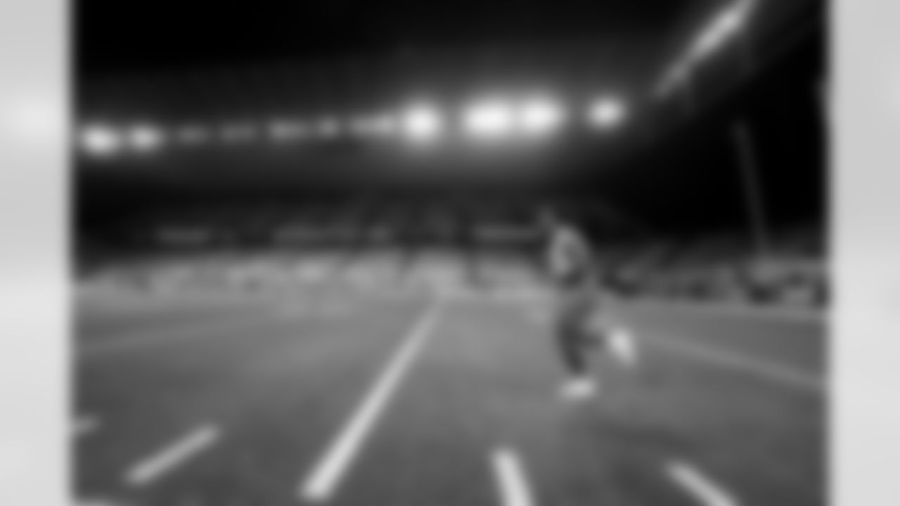 RB Omarion Hampton (8)