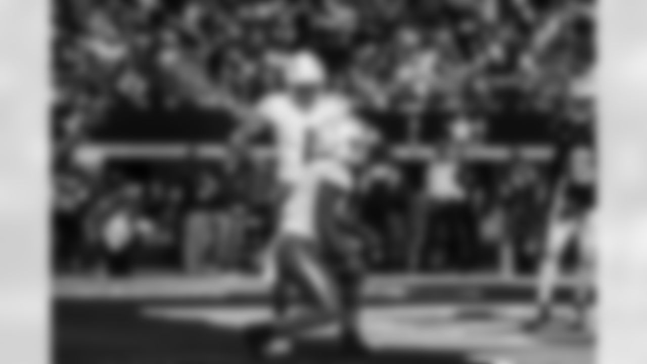 RB Omarion Hampton (8)