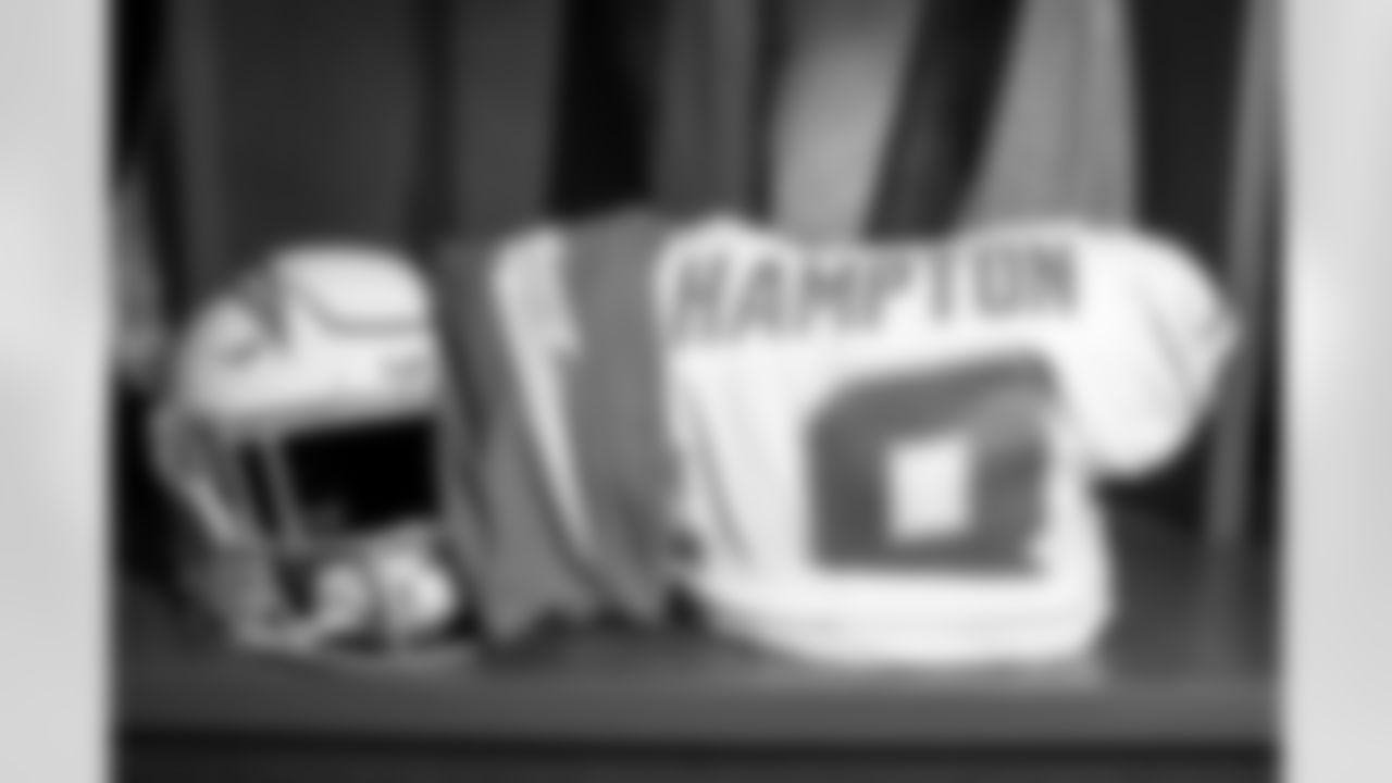 RB Omarion Hampton (8)