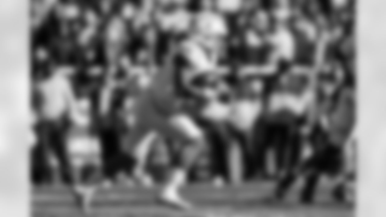 RB Omarion Hampton (8)