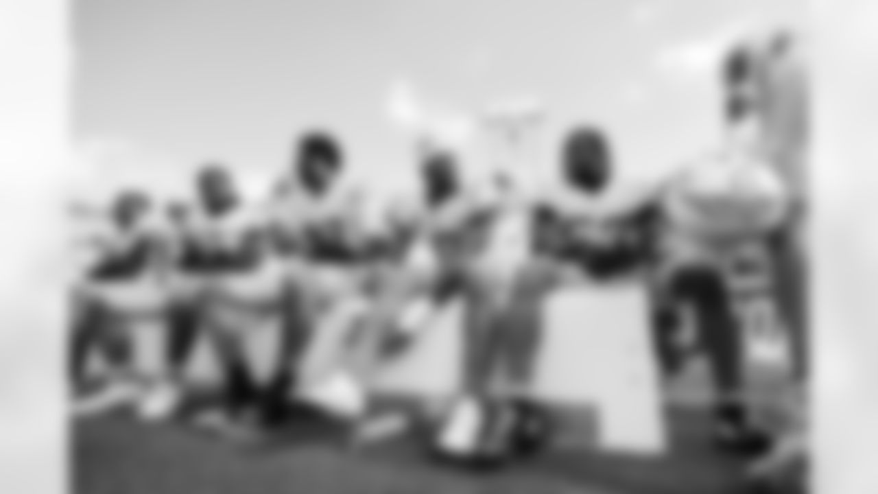 LB Daiyan Henley (0) and LB Del'Shawn Phillips (53)