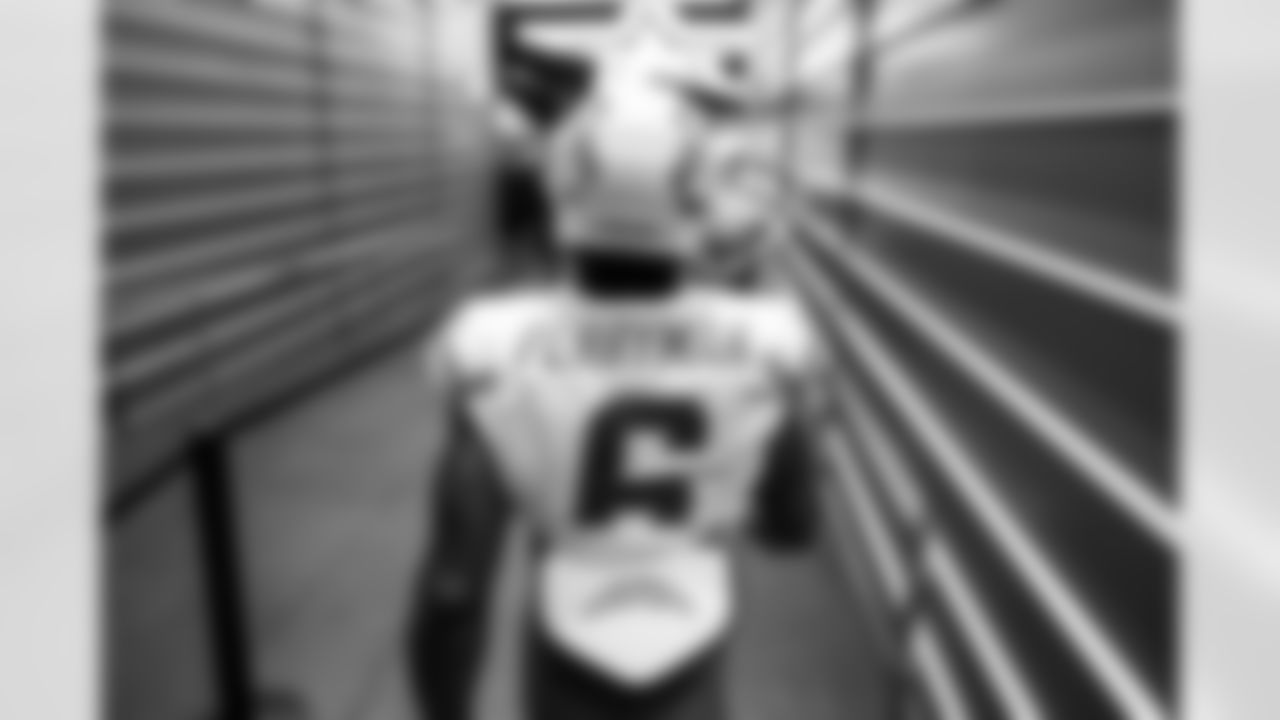 LB Denzel Perryman (6)