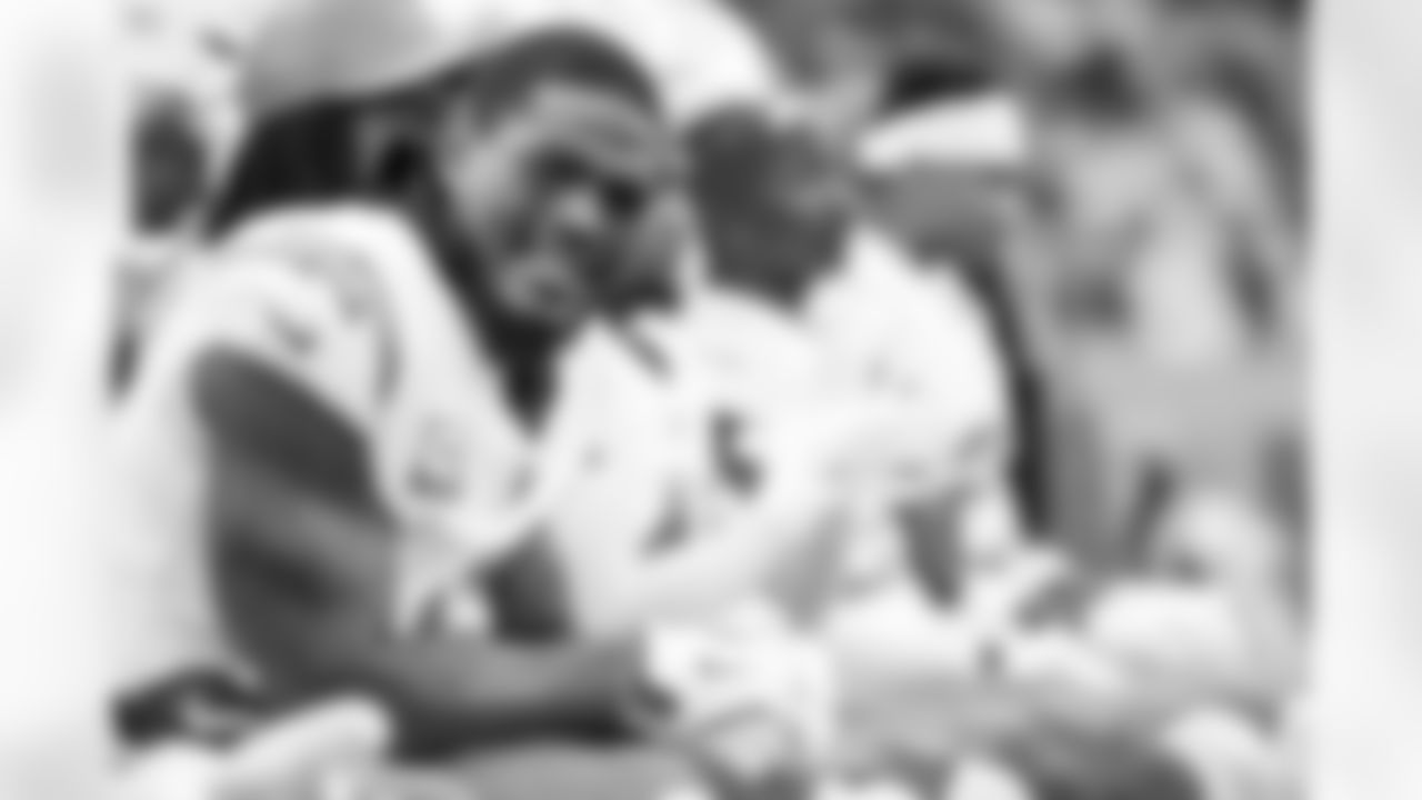 LB Denzel Perryman (6)