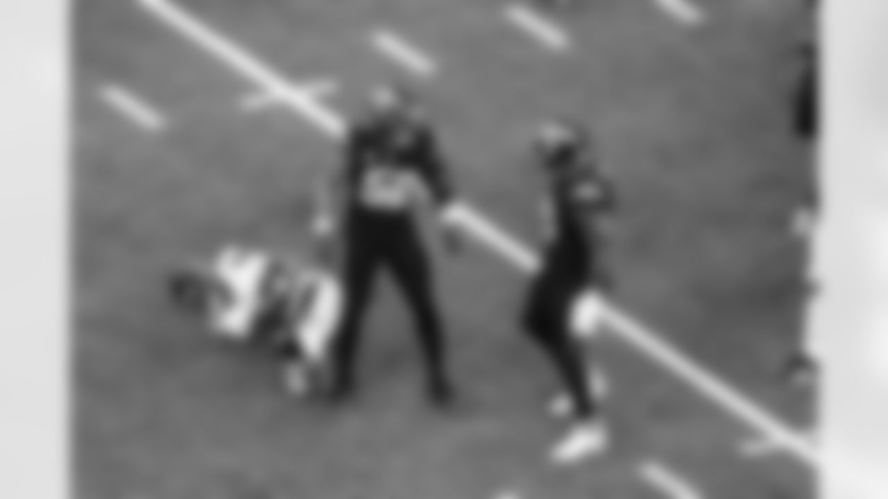 OLB Khalil Mack (52) and DL Da'Shawn Hand (91)